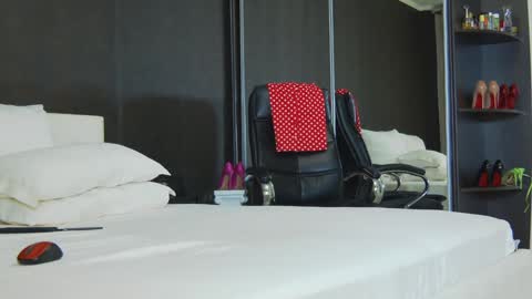 Snapshot of hefner_girl chatting on 12.14.24 Helen online show from 12.14.24