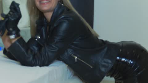 Snapshot of hefner_girl chatting on 01.18.25 Helen online show from 01.18.25