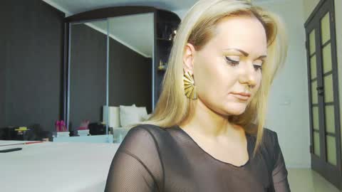 Snapshot of hefner_girl chatting on 01.19.25 Helen online show from 01.19.25