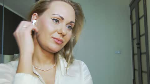 Snapshot of hefner_girl chatting on 01.27.25 Helen online show from 01.27.25