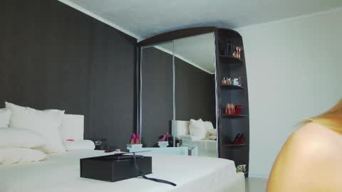 Snapshot of hefner_girl chatting on 03.04.25 Helen online show from 03.04.25