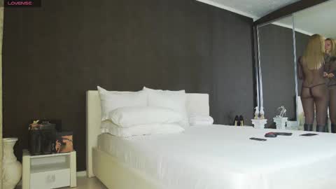 Snapshot of hefner_girl chatting on 09.23.25 Helen online show from 09.23.25