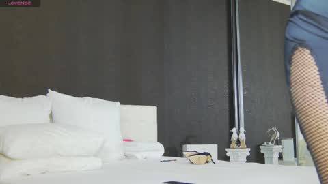 Snapshot of hefner_girl chatting on 09.25.25 Helen online show from 09.25.25