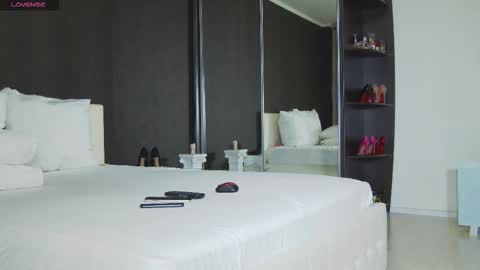 Snapshot of hefner_girl chatting on 10.07.25 Helen online show from 10.07.25