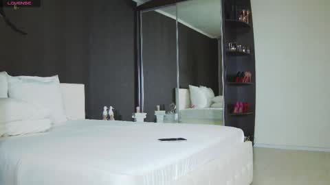 Snapshot of hefner_girl chatting on 10.13.25 Helen online show from 10.13.25