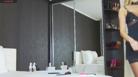 Snapshot of hefner_girl chatting on 10.14.25 Helen online show from 10.14.25