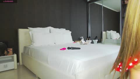 Snapshot of hefner_girl chatting on 11.03.25 Helen online show from 11.03.25