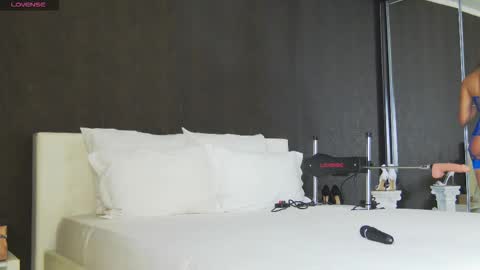 Snapshot of hefner_girl chatting on 11.08.25 Helen online show from 11.08.25