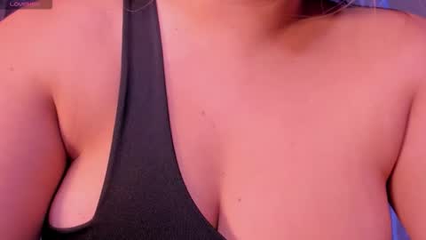 Snapshot of heidy_jhons chatting on 10.28.25 Heidy online show from 10.28.25