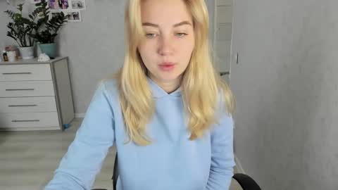 Snapshot of helen_angel_girl chatting on 10.28.25 Helen sven online show from 10.28.25