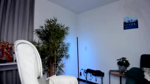 helen_miller online show from 03.08.25