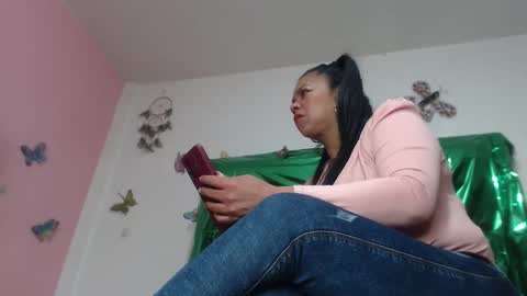 Snapshot of helenahotwet chatting on 12.21.25 helenahotwet online show from 12.21.25