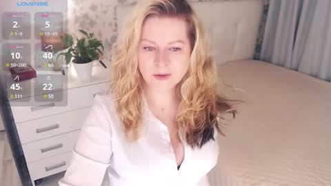 Snapshot of helenbonham chatting on 01.30.25 Helena Bonham online show from 01.30.25