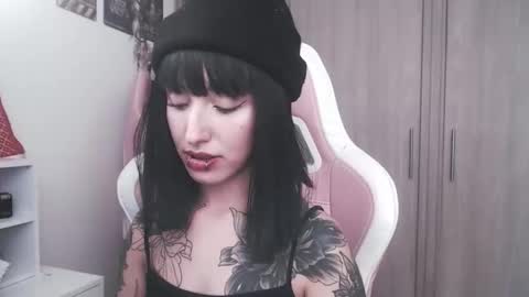 Snapshot of hell_666_xxx chatting on 11.06.25 cher online show from 11.06.25