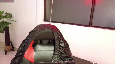 Snapshot of hell_girll_ chatting on 11.09.25 Hell Girl online show from 11.09.25