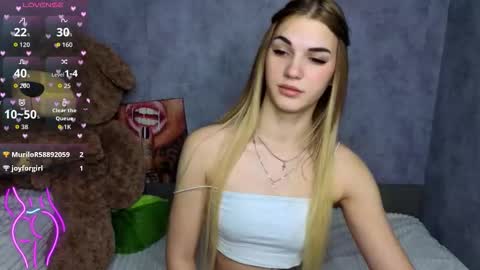 Snapshot of hellen__moore chatting on 10.28.25 GTM3Mon Tue Wed Thu Fri San 0400 am-1030pm online show from 10.28.25