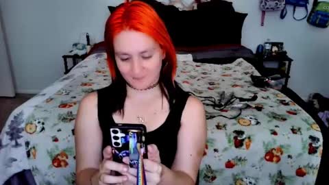 Snapshot of hellienadesroser chatting on 09.29.25 HellienaDesroser online show from 09.29.25