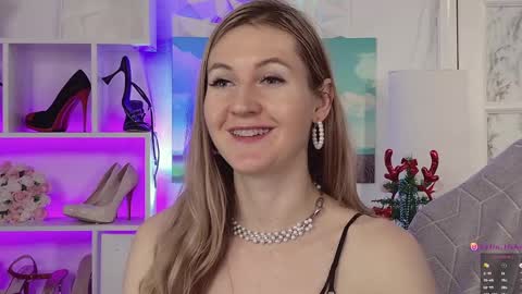 Snapshot of hello_lisha chatting on 12.18.24 Alisia Monday to Friday from 10 am to 4 pm GMT 2 online show from 12.18.24