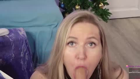 Snapshot of hello_lisha chatting on 12.19.24 Alisia Monday to Friday from 10 am to 4 pm GMT 2 online show from 12.19.24