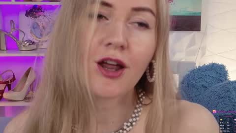 Snapshot of hello_lisha chatting on 02.05.25 Alisia Monday to Friday from 10 am to 4 pm GMT 2 online show from 02.05.25