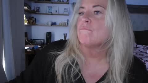 Snapshot of helloimhunny chatting on 02.27.25 Hunnys Hive online show from 02.27.25