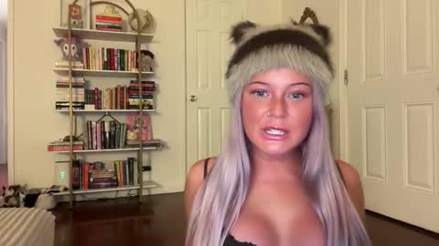 hellokittyluverr online show from 11.04.25