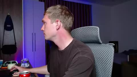 Snapshot of hercules__ chatting on 10.06.25 Gregblonde Alextattoo online show from 10.06.25