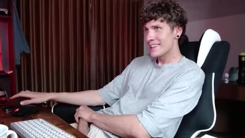 Snapshot of hercules__ chatting on 02.07.26 Gregblonde Alextattoo online show from 02.07.26