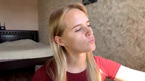 Snapshot of hermiladziekan chatting on 09.10.25 Sylvia online show from 09.10.25