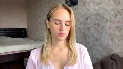 Snapshot of hermiladziekan chatting on 09.12.25 Sylvia online show from 09.12.25