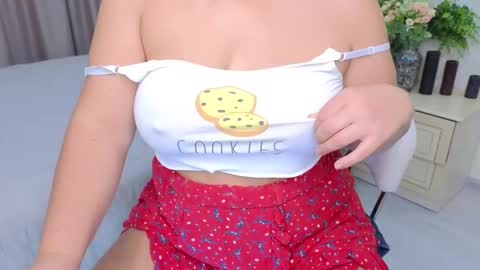 Snapshot of heroine_of_your_life chatting on 10.28.25 Maryana online show from 10.28.25