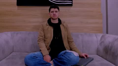 Snapshot of heteros_men chatting on 12.20.25 heteros men online show from 12.20.25