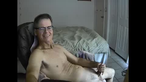 Snapshot of hewes1 chatting on 12.16.24 hewes1 online show from 12.16.24