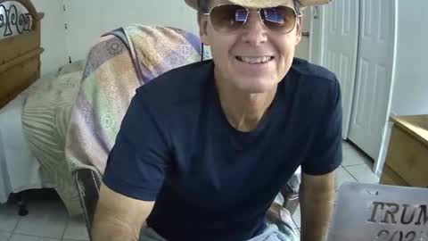 Snapshot of hewes1 chatting on 01.20.25 hewes1 online show from 01.20.25