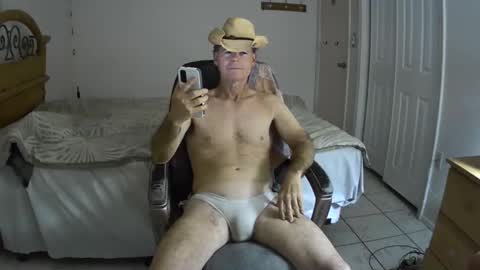 Snapshot of hewes1 chatting on 02.14.25 hewes1 online show from 02.14.25