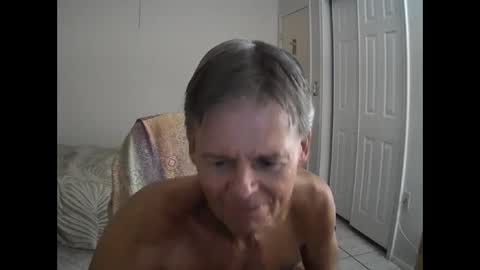 Snapshot of hewes1 chatting on 10.01.25 hewes1 online show from 10.01.25