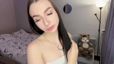 Snapshot of hey_lola_ chatting on 11.19.25 Lola online show from 11.19.25