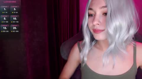 Snapshot of hey_nora_ chatting on 10.09.25 Nora online show from 10.09.25