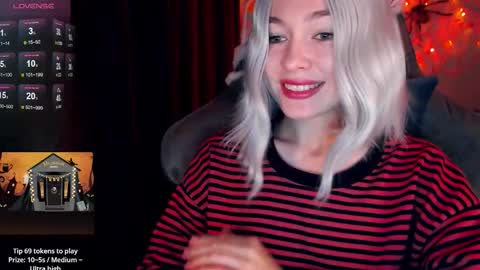 Snapshot of hey_nora_ chatting on 11.01.25 Nora online show from 11.01.25