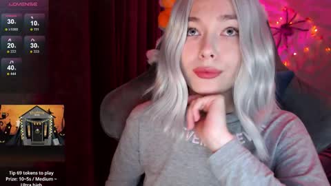 Snapshot of hey_nora_ chatting on 11.03.25 Nora online show from 11.03.25