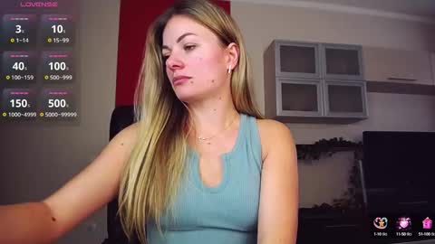 Snapshot of hi_bye_ chatting on 10.15.25 Lina online show from 10.15.25