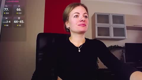 Snapshot of hi_bye_ chatting on 10.23.25 Lina online show from 10.23.25