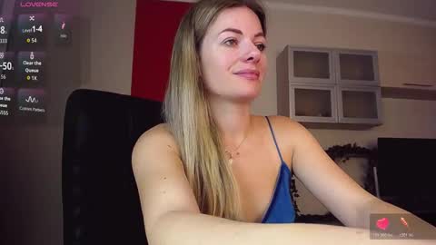 Snapshot of hi_bye_ chatting on 11.06.25 Lina online show from 11.06.25