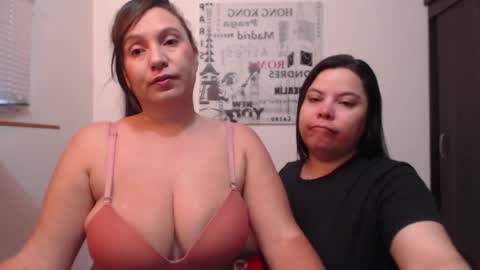 Snapshot of hidden_tinna chatting on 10.11.25 Tinna online show from 10.11.25