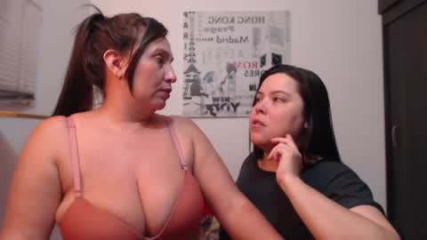 Snapshot of hidden_tinna chatting on 10.27.25 Tinna online show from 10.27.25