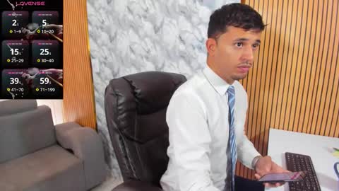 Snapshot of hiddenoffice chatting on 11.05.25 George online show from 11.05.25