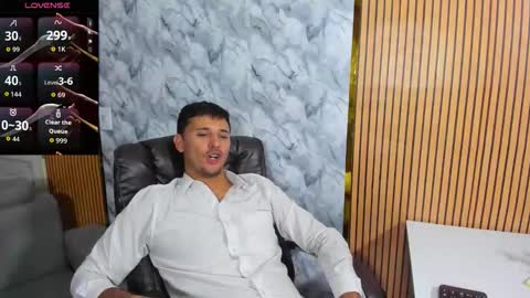 Snapshot of hiddenoffice chatting on 11.06.25 George online show from 11.06.25