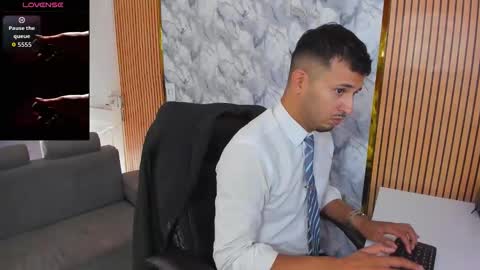 Snapshot of hiddenoffice chatting on 11.11.25 George online show from 11.11.25