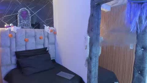 Snapshot of hikaru_dl chatting on 10.31.25 hikaru_dl online show from 10.31.25