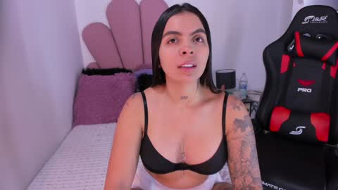 Snapshot of hillary_jones chatting on 02.05.25 sarah online show from 02.05.25